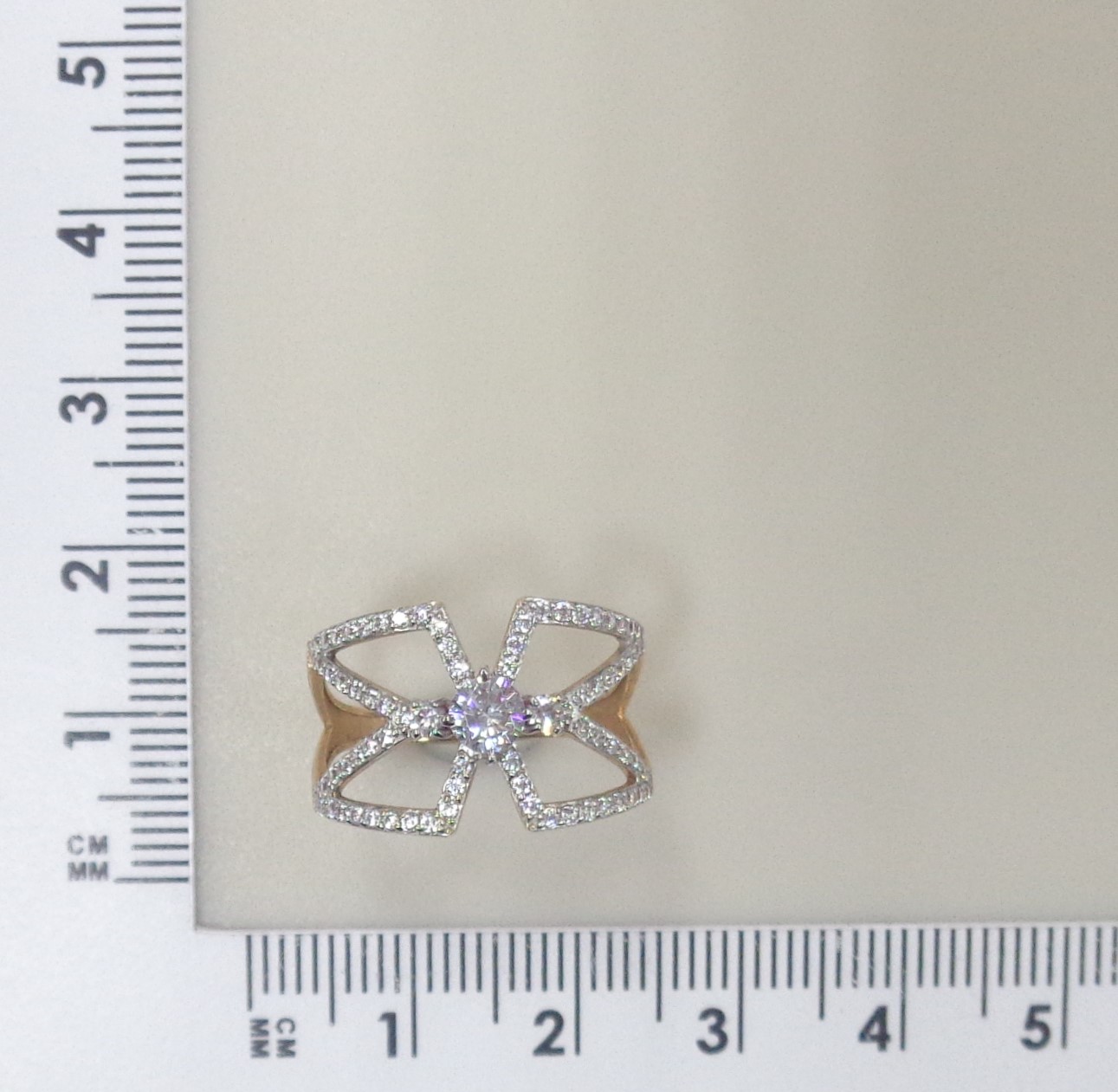 Золотое кольцо 585 пробы; родий; вставки 73 Фианит бесцв.;